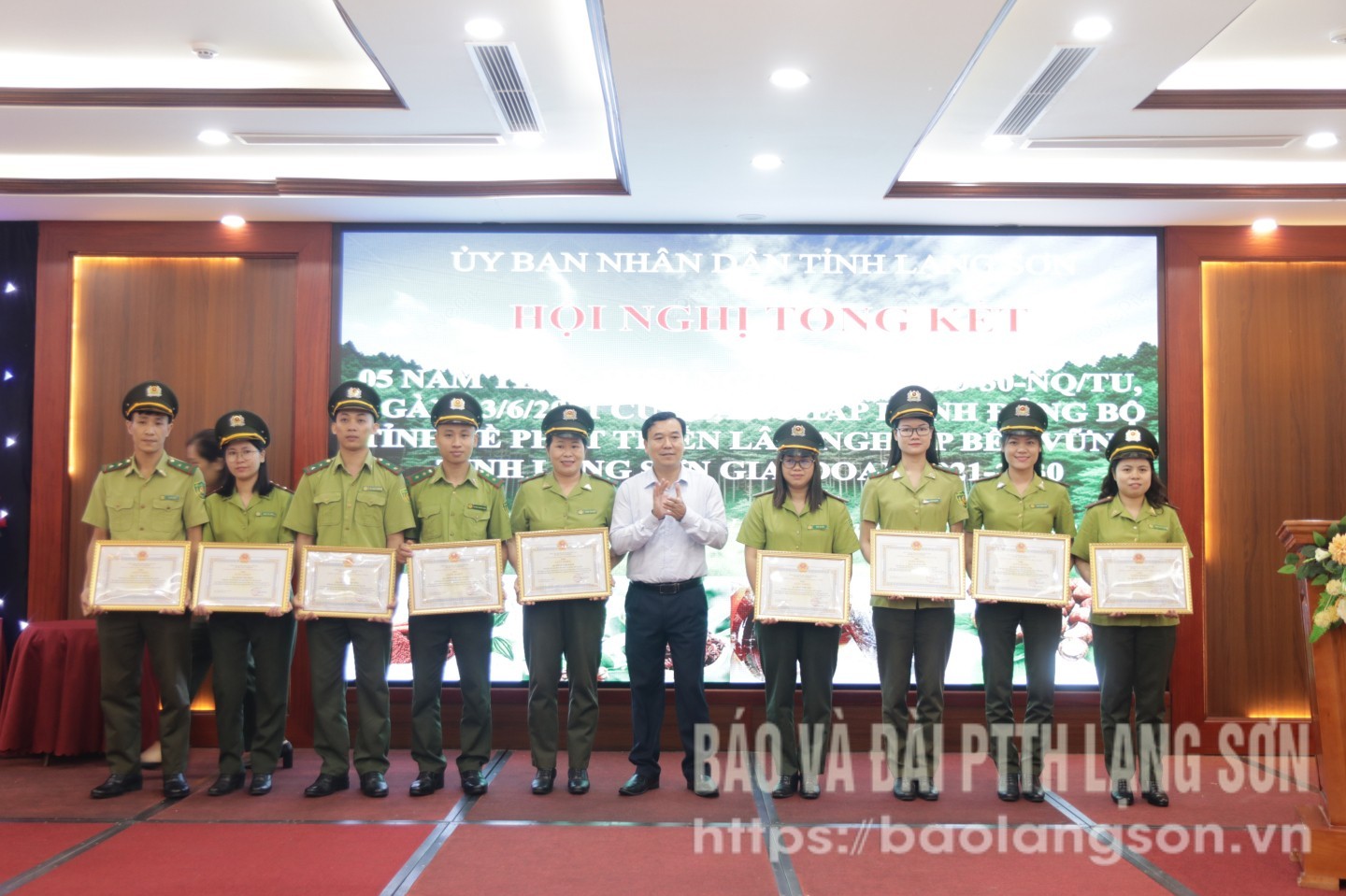 Lãnh đạo Sở Nông nghiệp và Môi trường tặng giấy khen cho các cá nhân