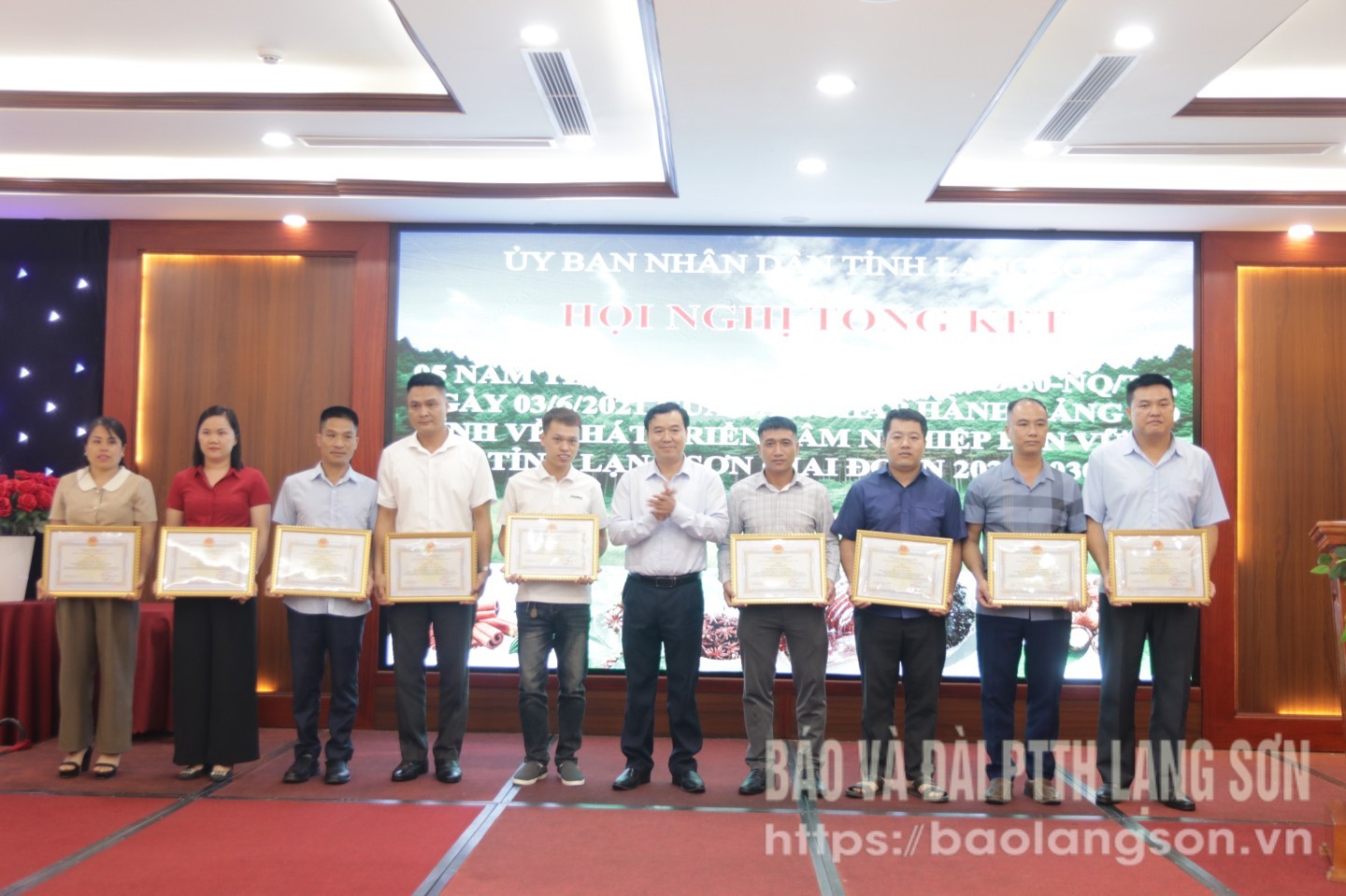 Lãnh đạo Sở Nông nghiệp và Môi trường tặng giấy khen cho các cá nhân