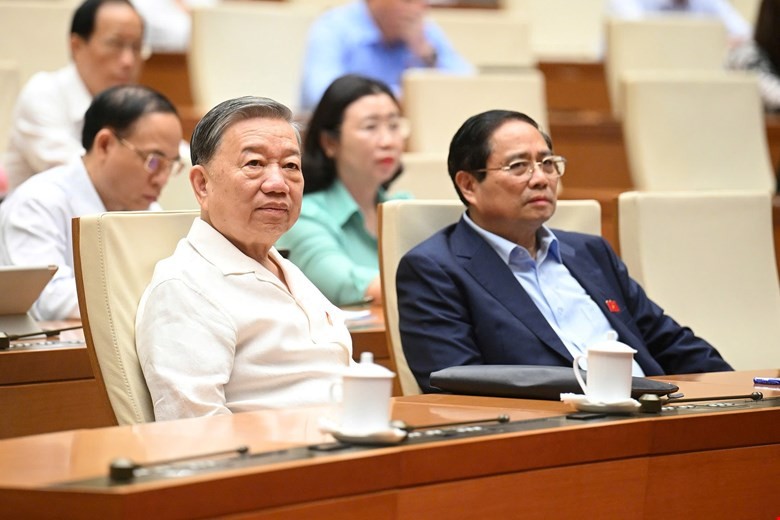 Tổng Bí thư Tô Lâm, Thủ tướng Phạm Minh Chính với các đại biểu tham dự phiên chất vấn.