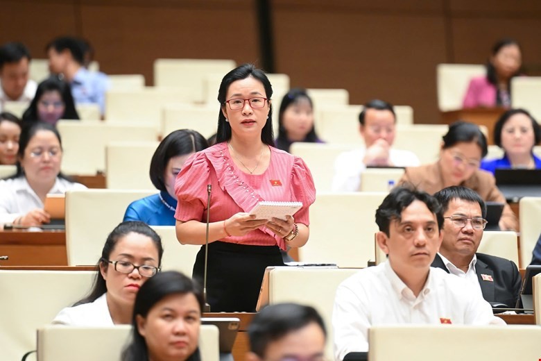 ĐBQH Trần Thị Thu Hằng nêu ý kiến về việc nâng cao chất lượng giờ dạy học chính khoá trong các trường phổ thông.