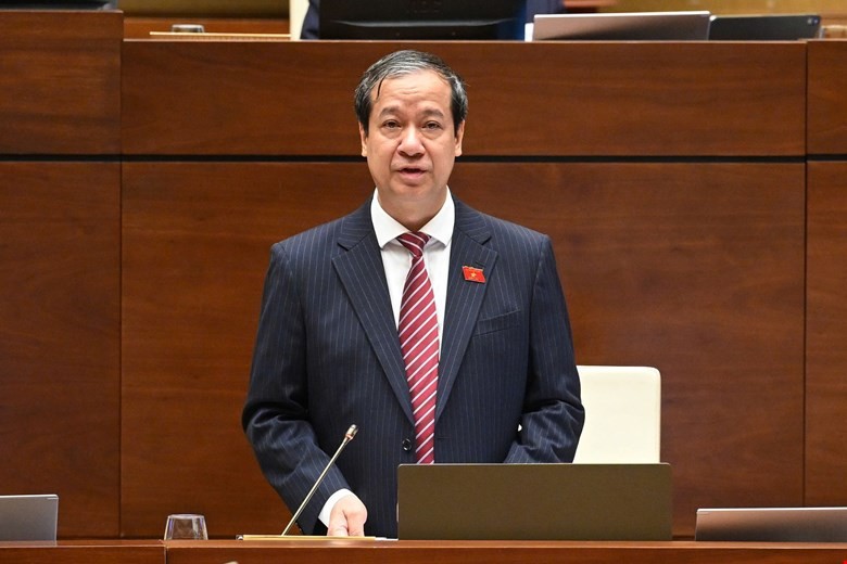 Bộ trưởng Nguyễn Kim Sơn trả lời chất vấn.