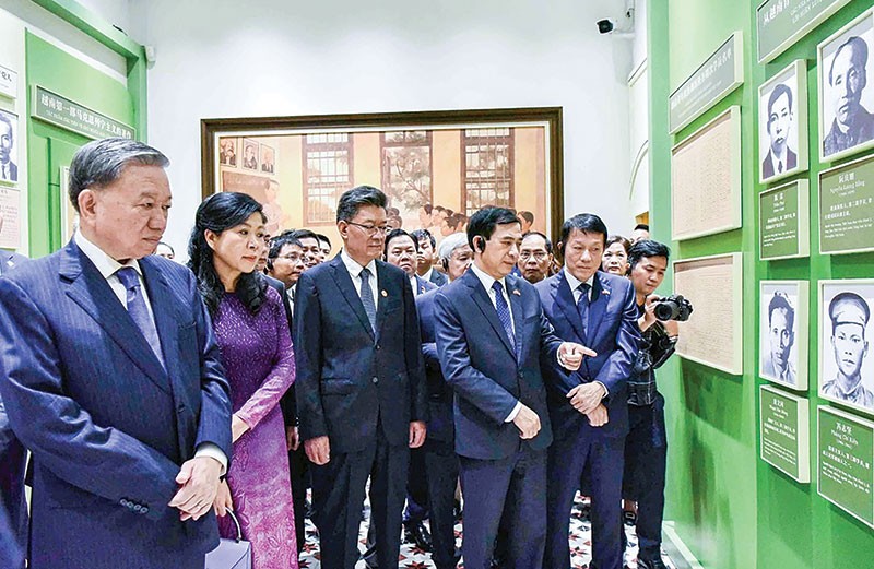 Tổng Bí thư, Chủ tịch nước Tô Lâm và phu nhân cùng các đồng chí lãnh đạo thăm Khu di tích trụ sở Hội Việt Nam Cách mạng Thanh niên (nơi ra đời Báo Thanh niên – tờ báo đầu tiên khai mở nền báo chí cách mạng Việt Nam) tại TP Quảng Châu, tỉnh Quảng Đông, Trung Quốc, ngày 18/8/2024.