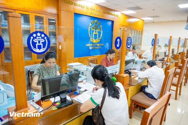 Trong ngày 20/6 tại trụ sở Uỷ ban Nhân dân quận Hoàn Kiếm sắp tới là Uỷ ban Nhân dân phường Hoàn Kiếm, các cán bộ đã chủ động thử nghiệm hoạt động theo mô hình mới. (Ảnh: Minh Sơn/Vietnam+)