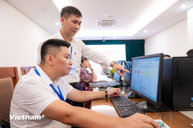 Để hỗ trợ cho 126 xã phường trong công tác chuẩn bị vận hành thử nghiệm đồng loạt vào ngày 20/6, thành phố Hà Nội đã chỉ đạo 11 tổ công tác trực tiếp làm việc với các xã, phường để nắm bắt khó khăn vướng mắc. (Ảnh: Minh Sơn/Vietnam+)