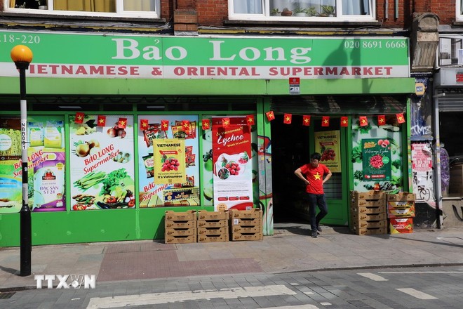 Trong tuần lễ vải, các siêu thị Việt tại London trưng các poster quảng bá chất lượng vải Việt Nam. (Ảnh: Phong Hà/TTXVN)