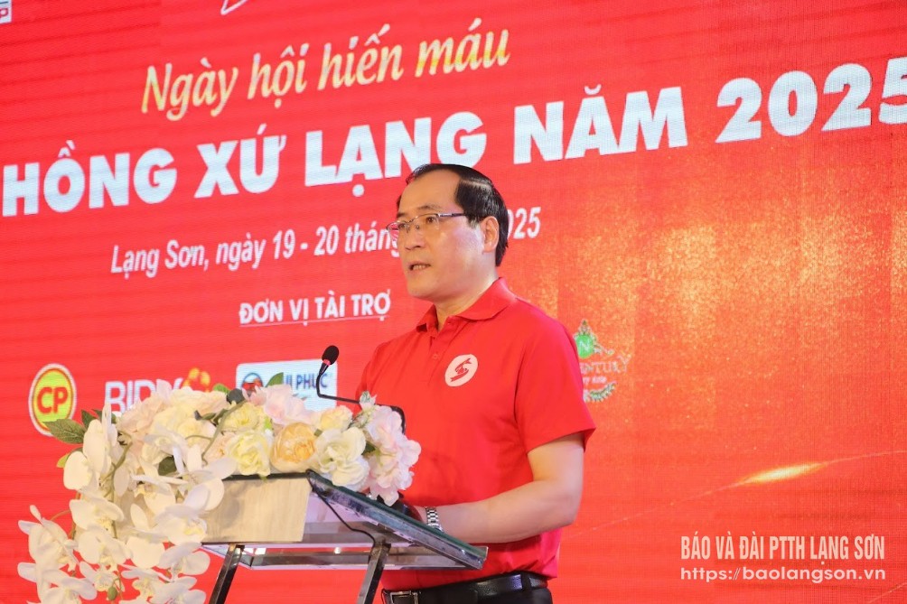 Đồng chí Dương Xuân Huyên, Ủy viên Ban Thường vụ Tỉnh ủy, Phó Chủ tịch Thường trực UBND tỉnh, Trưởng Ban Chỉ đạo Vận động Hiến máu tình nguyện tỉnh phát biểu tại Ngày hội hiến máu