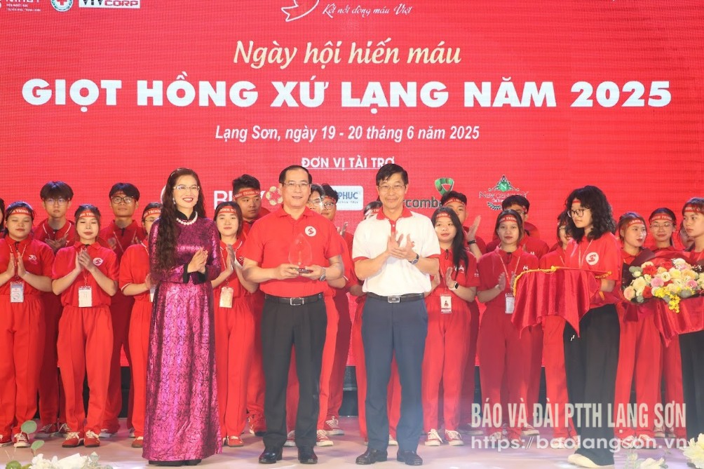 Đồng chí Dương Xuân Huyên, Ủy viên Ban Thường vụ Tỉnh ủy, Phó Chủ tịch Thường trực UBND tỉnh, Trưởng Ban Chỉ đạo Vận động Hiến máu tình nguyện tỉnh đại diện cho Ban Chỉ đạo Vận động Hiến máu tình nguyện tỉnh nhận kỷ niệm chương của Ban chỉ đạo tổ chức Hành trình Đỏ Trung ương