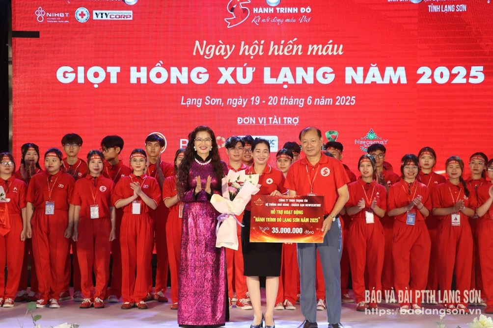 Lãnh đạo Hội Chữ thập đỏ tỉnh tiếp nhận hỗ trợ đồng hành của các đơn vị, doanh nghiệp