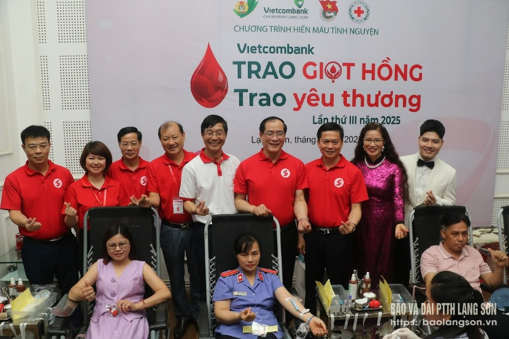 Các đại biểu thăm, động viên tình nguyện viên hiến máu tại chương trình