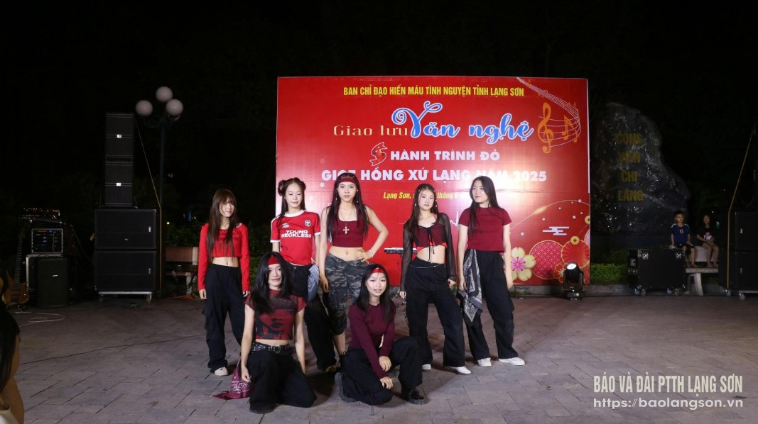 Tiết mục của các tình nguyện viên biểu diễn tại Đêm văn nghệ chào mừng Hành trình Đỏ 2025 và hưởng ứng Ngày hội hiến máu “Giọt hồng xứ Lạng”