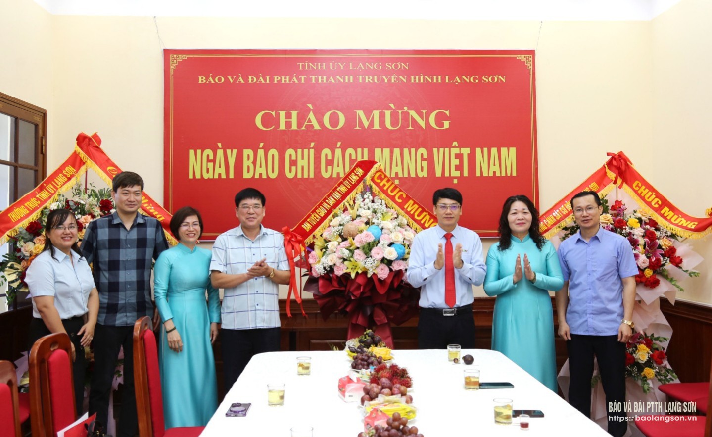 Lãnh đạo Ban Tuyên giáo và Dân vận Tỉnh ủy tặng hoa, chúc mừng Ban Biên tập, cán bộ, viên chức, người lao động Báo và Đài PTTH Lạng Sơn