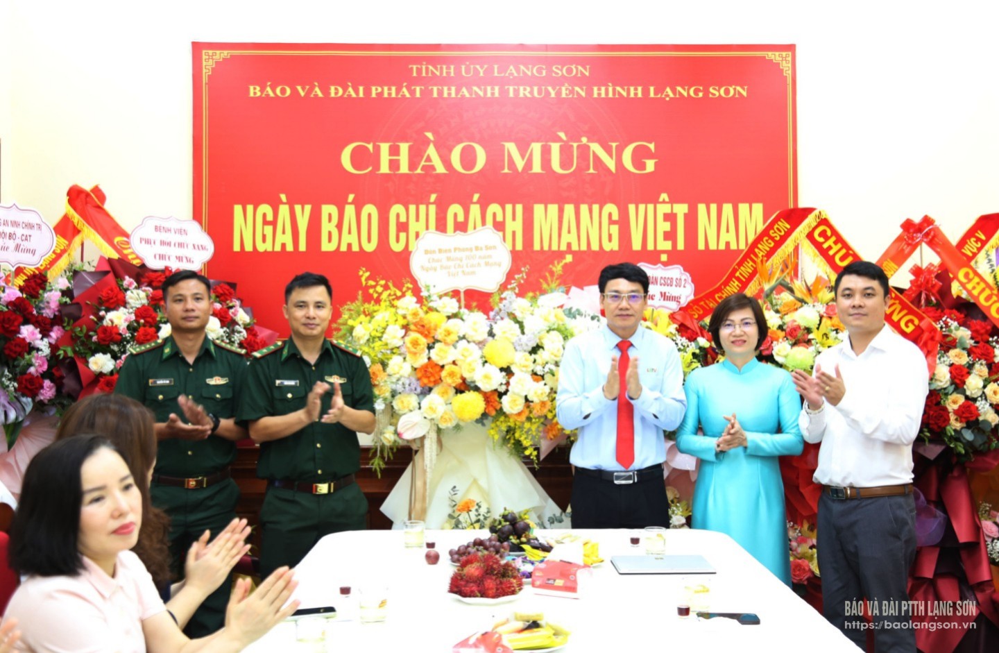 Đại diện lãnh đạo Đồn Biên phòng Ba Sơn (Cao Lộc) tặng hoa, chúc mừng Ban Biên tập, cán bộ, viên chức, người lao động Báo và Đài PTTH Lạng Sơn