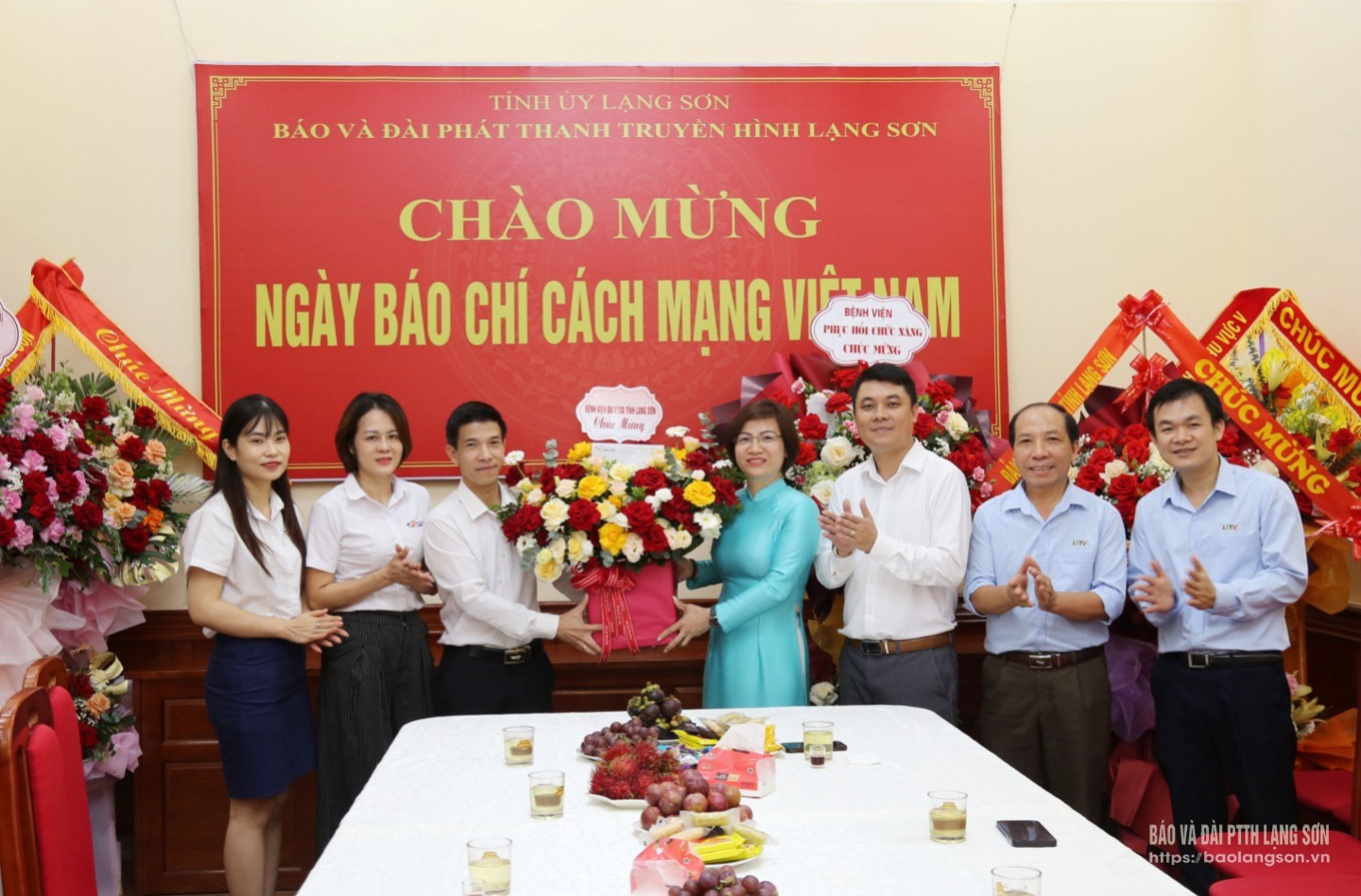 Đại diện lãnh đạo Bệnh viện Đa khoa tỉnh Lạng Sơn tặng hoa, chúc mừng Ban Biên tập, cán bộ, viên chức, người lao động Báo và Đài PTTH Lạng Sơn