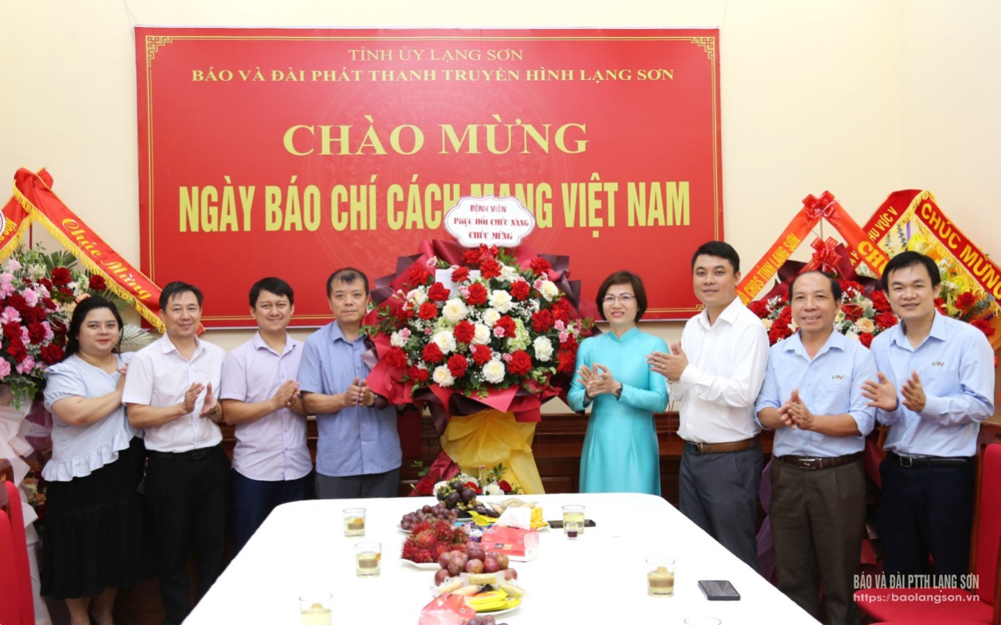 Đại diện lãnh đạo Bệnh viện Phục hồi chức năng tỉnh Lạng Sơn tặng hoa, chúc mừng Ban Biên tập, cán bộ, viên chức, người lao động Báo và Đài PTTH Lạng Sơn