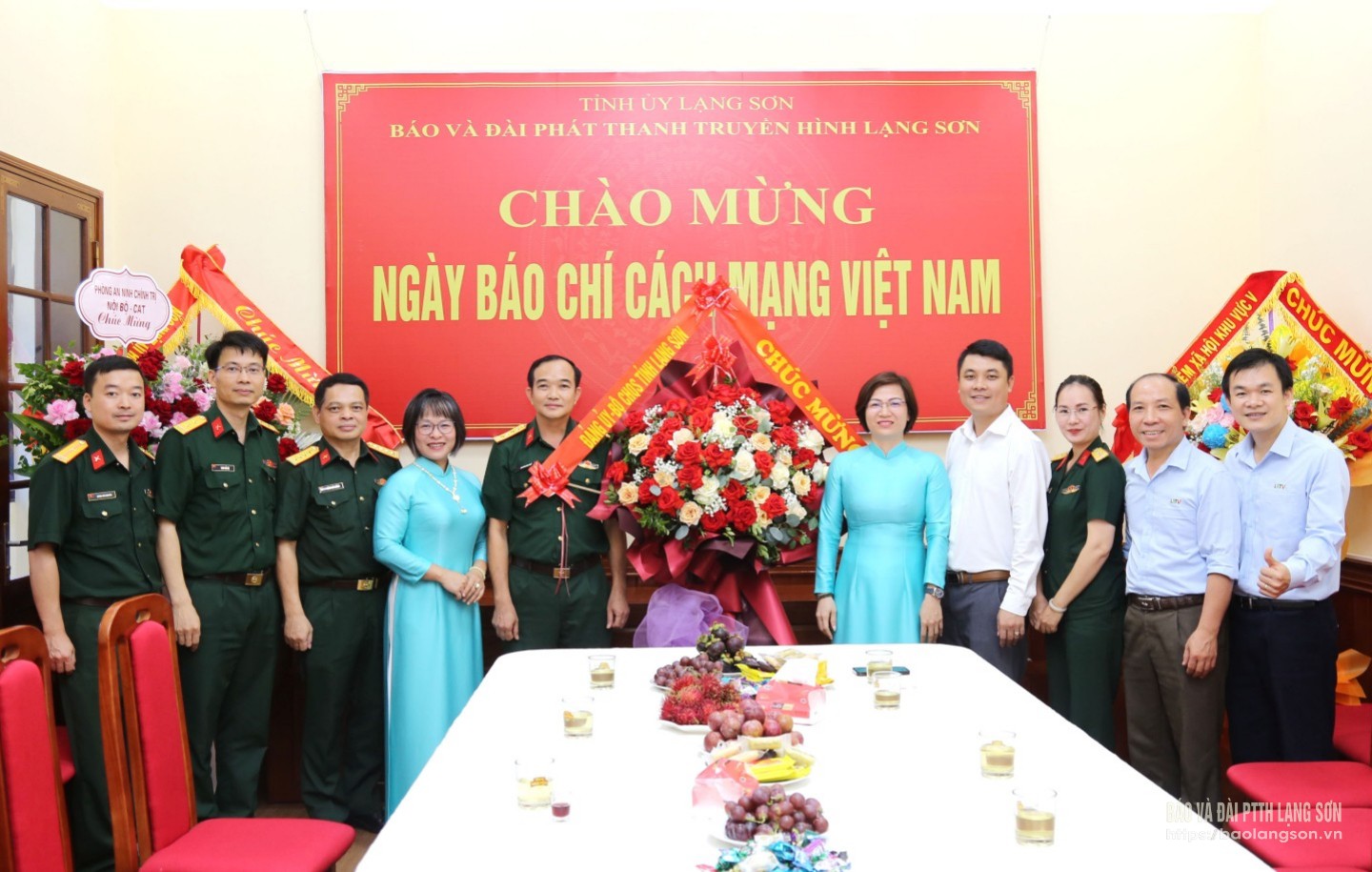 Lãnh đạo đại diện Bộ Chỉ huy Quân sự tỉnh Lạng Sơn tặng hoa, chúc mừng Ban Biên tập, cán bộ, viên chức, người lao động Báo và Đài PTTH Lạng Sơn