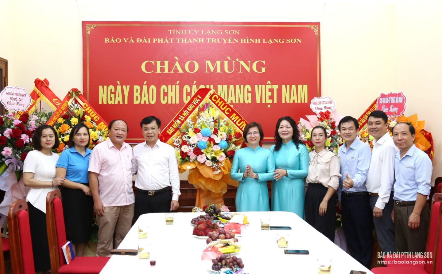 Lãnh đạo Bảo hiểm xã hội khu vực V và lãnh đạo Công ty TNHH Huy Hoàng tặng hoa, chúc mừng Ban Biên tập, cán bộ, viên chức, người lao động Báo và Đài PTTH Lạng Sơn