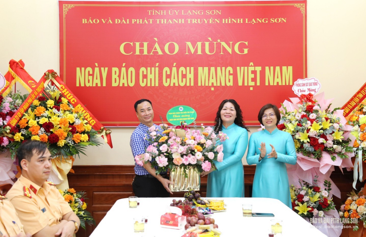 Đại diện Trạm Biên phòng cửa khẩu Tân Thanh (Văn Lãng) tặng hoa, chúc mừng Ban Biên tập, cán bộ, viên chức, người lao động Báo và Đài PTTH Lạng Sơn