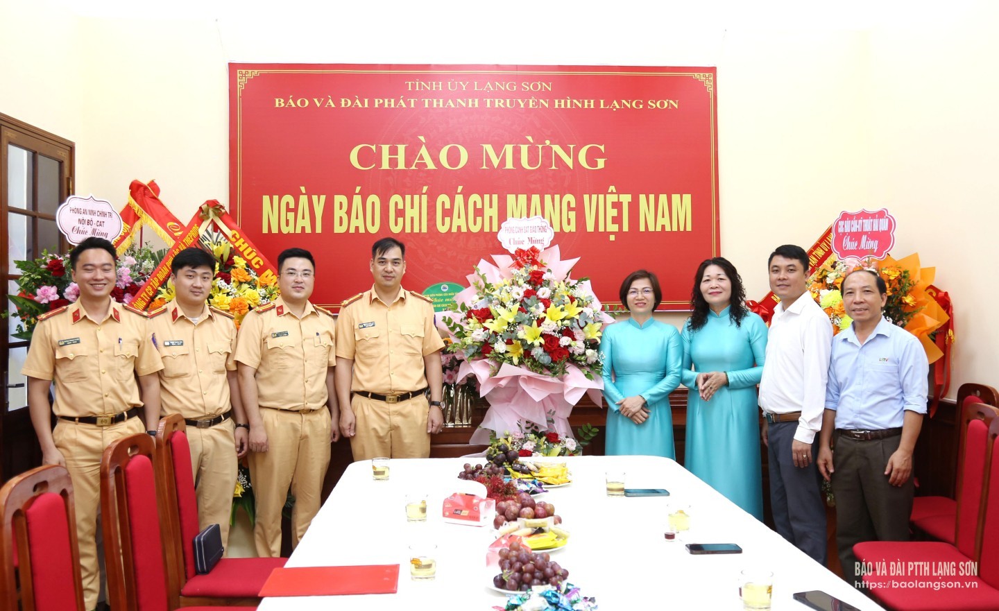 Lãnh đạo Phòng Cảnh sát giao thông, Công an tỉnh tặng hoa, chúc mừng Ban Biên tập, cán bộ, viên chức, người lao động Báo và Đài PTTH Lạng Sơn