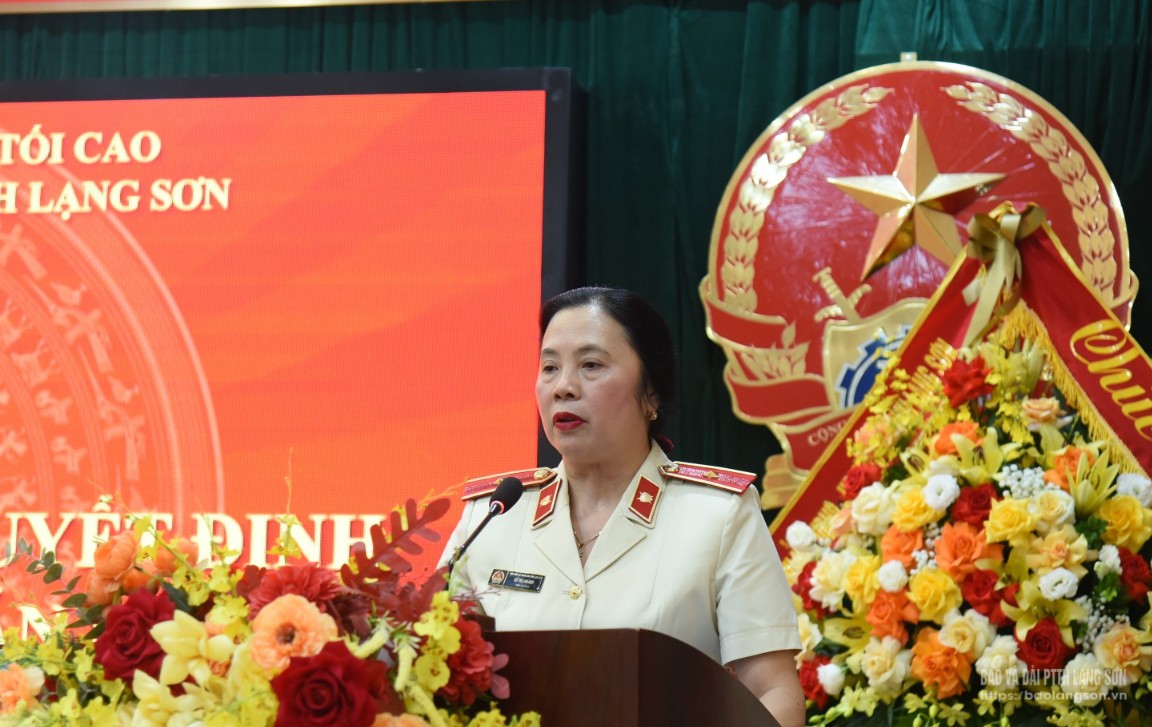 Đồng chí Hồ Thị Lan Anh, Tỉnh ủy viên, Viện trưởng Viện KSND tỉnh phát biểu tại buổi lễ