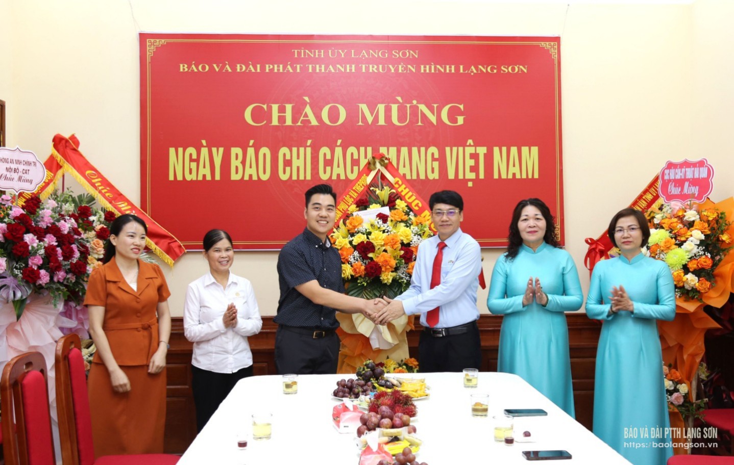 Đại diện Công ty Cổ phần Tập đoàn Phú Lộc và The Pride (thành phố Lạng Sơn) tặng hoa, chúc mừng Ban Biên tập, cán bộ, viên chức, người lao động Báo và Đài PTTH Lạng Sơn