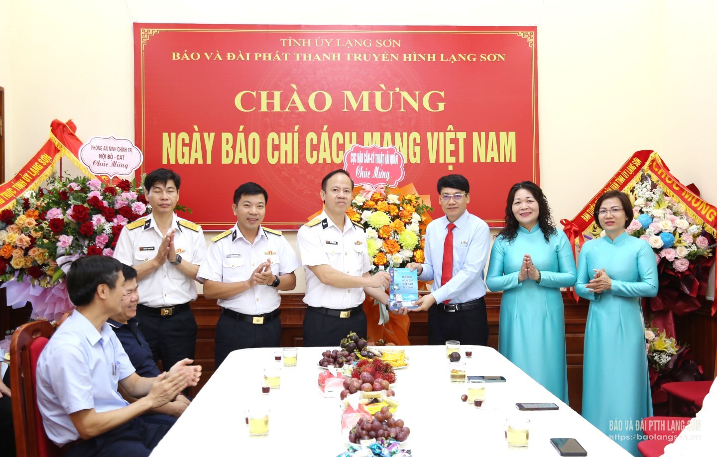 Đại diện Cục Hậu cần - Kỹ thuật Hải quân tặng hoa, chúc mừng Ban Biên tập, cán bộ, viên chức, người lao động Báo và Đài PTTH Lạng Sơn