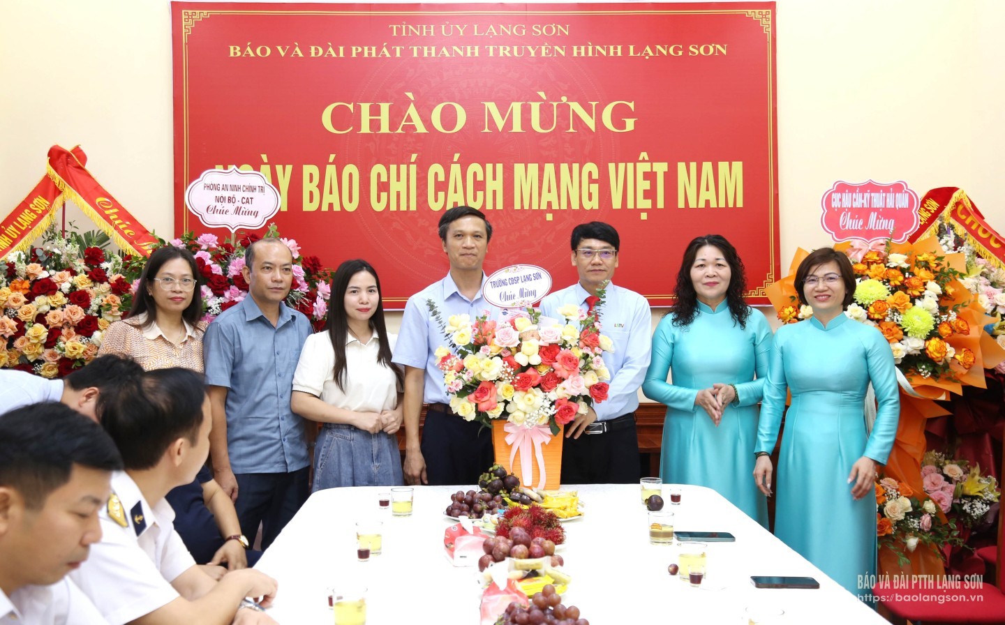 Lãnh đạo Trường Cao đẳng sư phạm Lạng Sơn tặng hoa, chúc mừng Ban Biên tập, cán bộ, viên chức, người lao động Báo và Đài PTTH Lạng Sơn