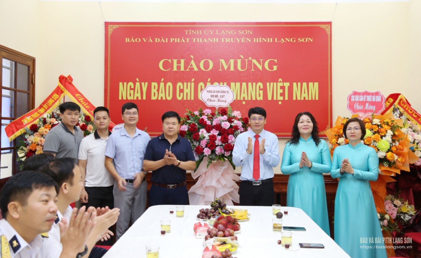 Đại diện Phòng An ninh chính trị nội bộ, Công an tỉnh tặng hoa, chúc mừng Ban Biên tập, cán bộ, viên chức, người lao động Báo và Đài PTTH Lạng Sơn