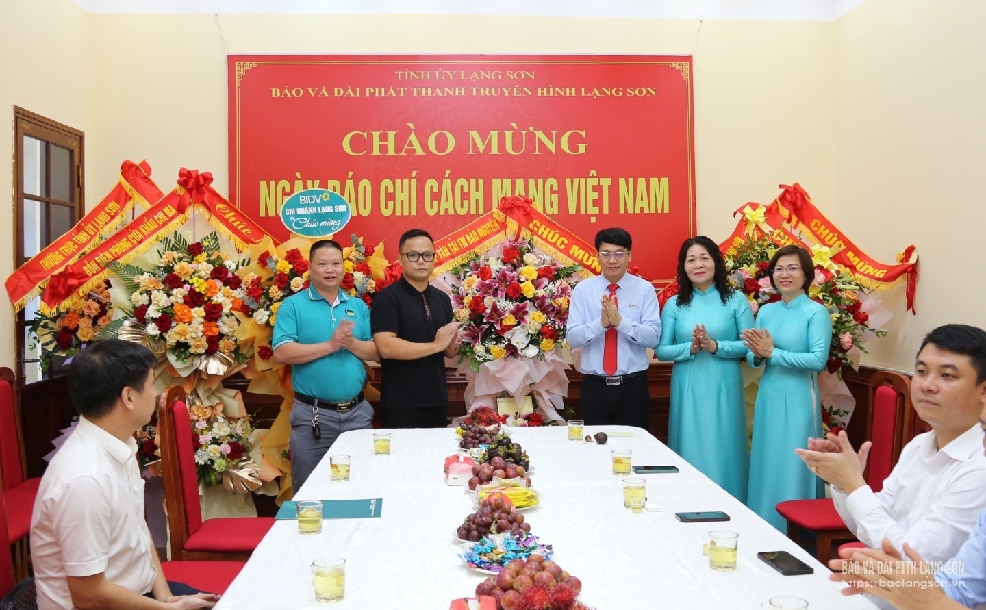 Đại diện Công ty Cổ phần Vận tải Thương mại Bảo Nguyên tặng hoa, chúc mừng Ban Biên tập, cán bộ, viên chức, người lao động Báo và Đài PTTH Lạng Sơn