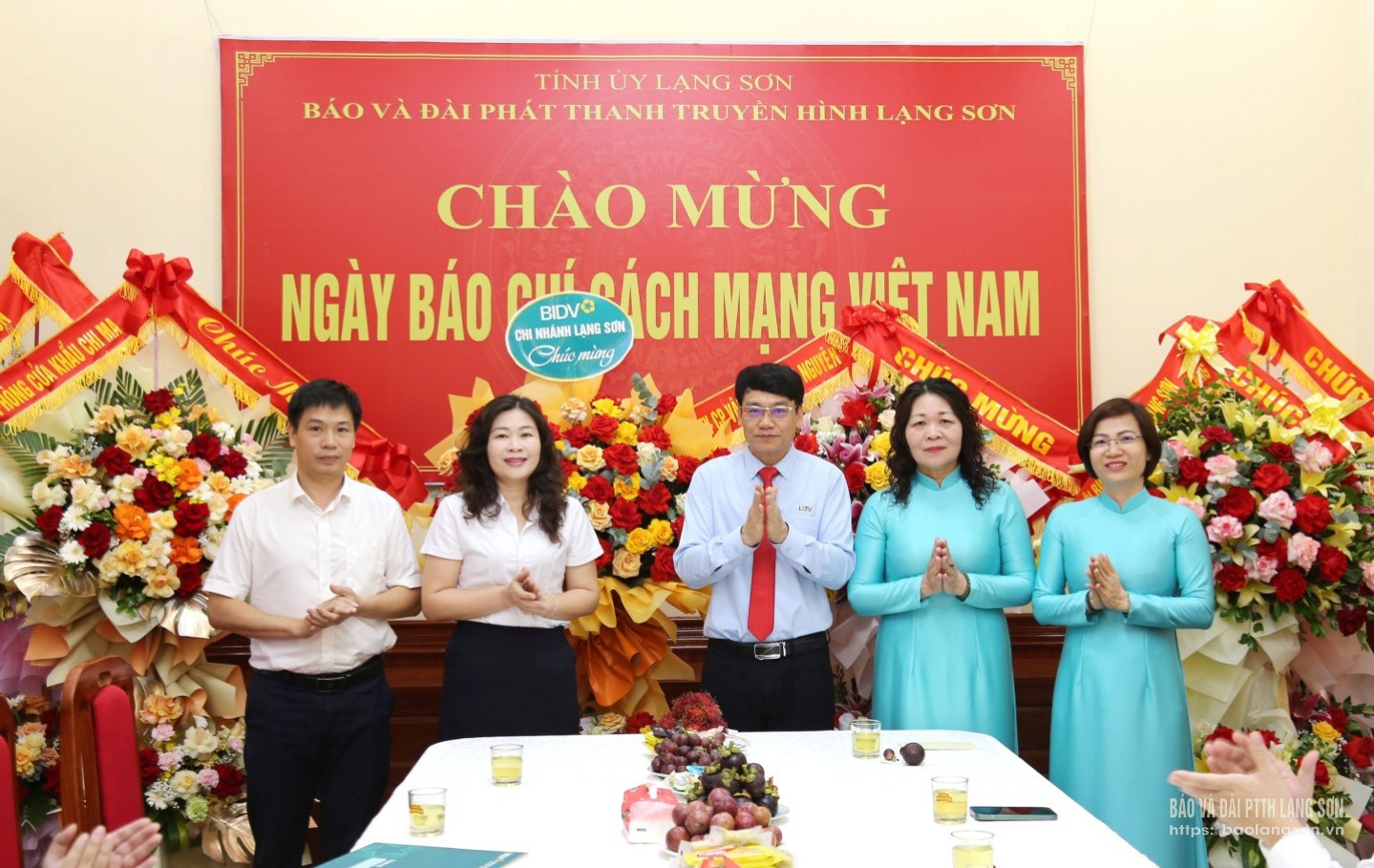 Đại diện Ngân hàng BIDV Chi nhánh tỉnh tặng hoa, chúc mừng Ban Biên tập, cán bộ, viên chức, người lao động Báo và Đài PTTH Lạng Sơn