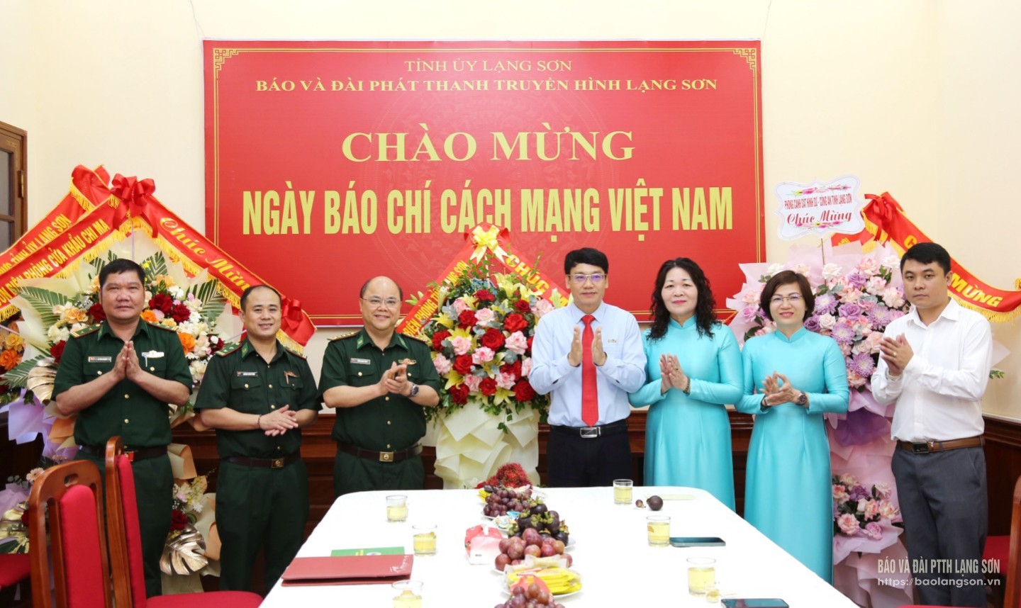 Lãnh đạo Bộ Chỉ huy Bộ đội biên phòng tỉnh tặng hoa, chúc mừng Ban Biên tập, cán bộ, viên chức, người lao động Báo và Đài PTTH Lạng Sơn