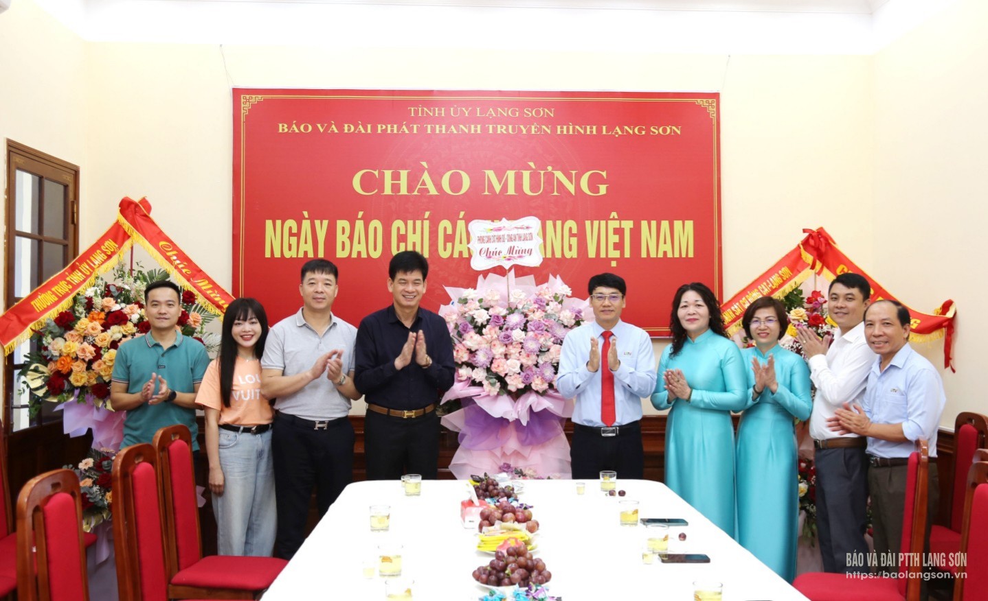 Lãnh đạo Phòng Cảnh sát hình sự, Công an tỉnh tặng hoa, chúc mừng Ban Biên tập, cán bộ, viên chức, người lao động Báo và Đài PTTH Lạng Sơn