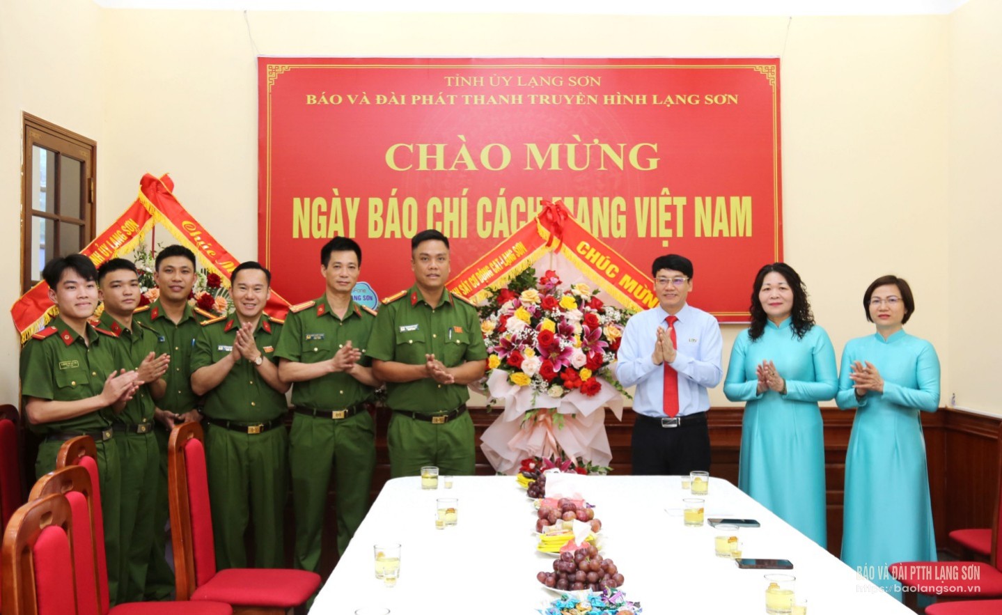 Đại diện Phòng Cảnh sát cơ động, Công an tỉnh tặng hoa, chúc mừng Ban Biên tập, cán bộ, viên chức, người lao động Báo và Đài PTTH Lạng Sơn