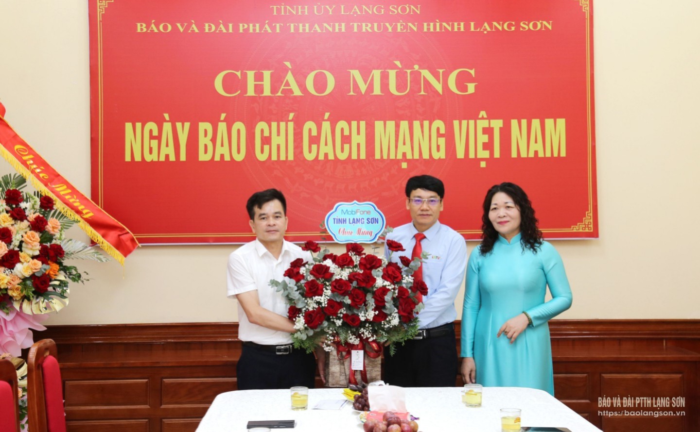Đại diện Mobifone Lạng Sơn tặng hoa, chúc mừng Ban Biên tập, cán bộ, viên chức, người lao động Báo và Đài PTTH Lạng Sơn