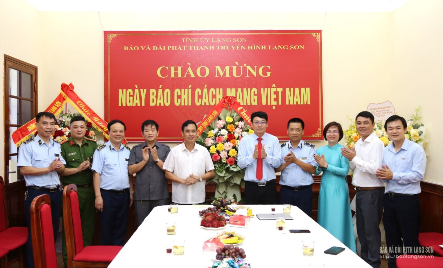 Lãnh đạo Ban Chỉ đạo 389 tỉnh tặng hoa, chúc mừng Ban Biên tập, cán bộ, viên chức, người lao động Báo và Đài PTTH Lạng Sơn