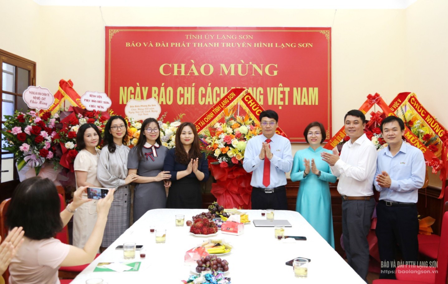Đại diện lãnh đạo Sở Tài chính tặng hoa, chúc mừng Ban Biên tập, cán bộ, viên chức, người lao động Báo và Đài PTTH Lạng Sơn