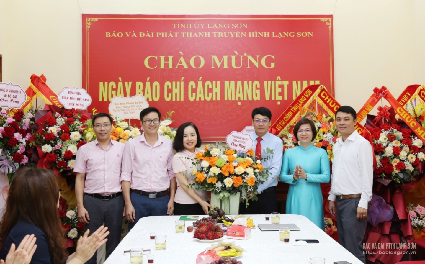 Lãnh đạo Ngân hàng Chính sách xã hội Chi nhánh tỉnh tặng hoa, chúc mừng Ban Biên tập, cán bộ, viên chức, người lao động Báo và Đài PTTH Lạng Sơn