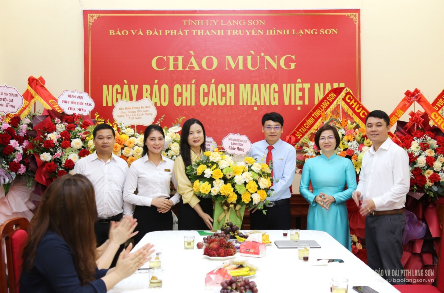 Đại diện khách sạn Mường Thanh Luxury Lạng Sơn tặng hoa, chúc mừng Ban Biên tập, cán bộ, viên chức, người lao động Báo và Đài PTTH Lạng Sơn