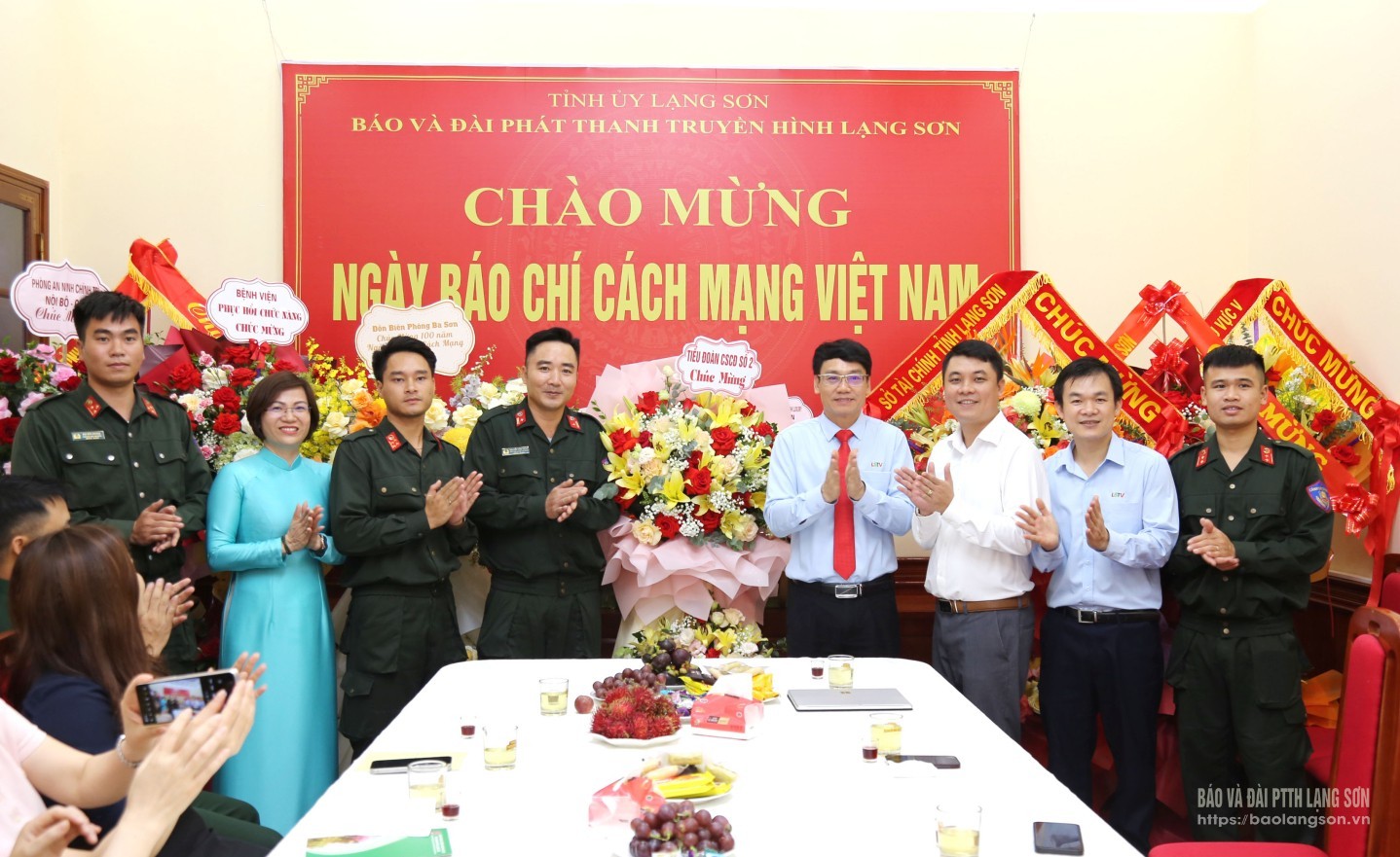 Lãnh đạo, chiến sỹ Tiểu đoàn Cảnh sát cơ động số 2 tặng hoa, chúc mừng Ban Biên tập, cán bộ, viên chức, người lao động Báo và Đài PTTH Lạng Sơn