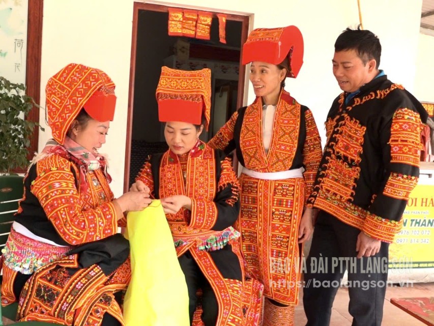 Biên dịch viên Phòng Thư ký - Biên tập trải nghiệm học thêu với bà con dân tộc Dao