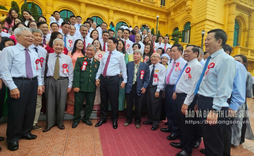 Chủ tịch nước Lương Cường chuyện trò thân mật cùng các nhà báo tiêu biểu
