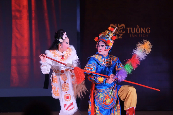 Trích đoạn “Hồ Nguyệt Cô hóa cáo” được NSƯT Lộc Huyền (bên trái) và Mạnh Linh thể hiện đầy cảm xúc trên sân khấu.