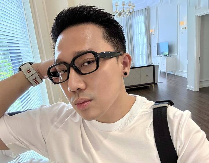 Trấn Thành khen ngợi các em xinh tặng quà cho mình.