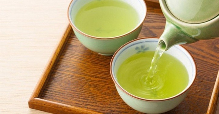 Uống trà xanh mùa hè giúp hỗ trợ giảm cân và phòng ngừa ung thư. (Ảnh minh họa)