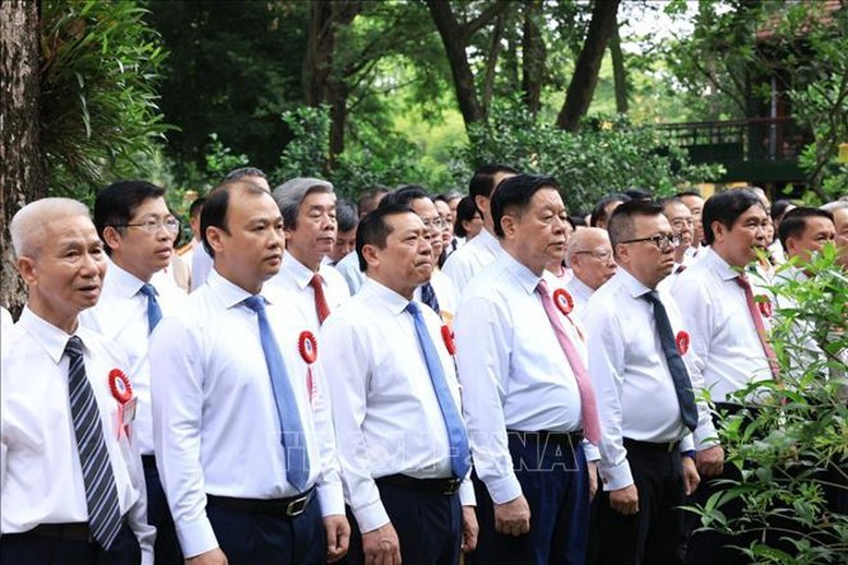 Các đại biểu dự lễ báo công dâng Bác tại Nhà 67 trong Khu Di tích Chủ tịch Hồ Chí Minh - Ảnh: TTTXVN
