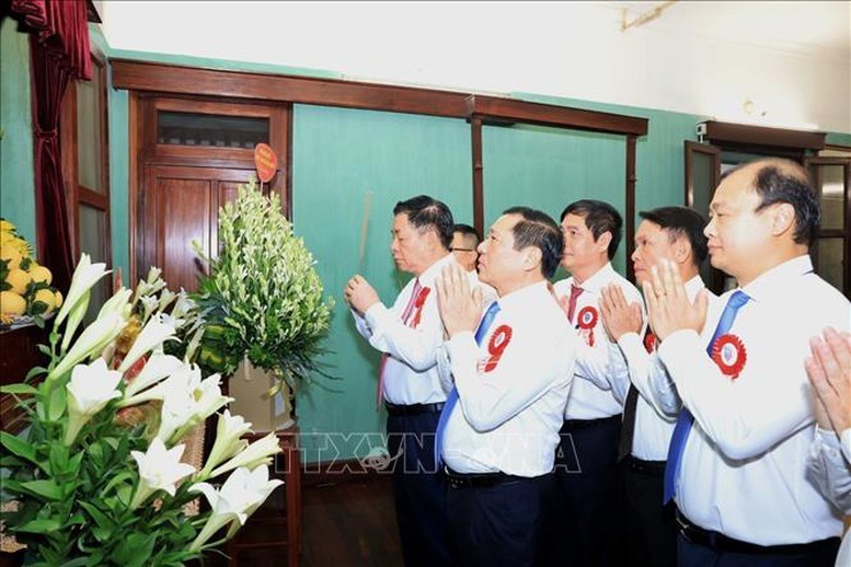 Các đại biểu dâng hương tưởng niệm Chủ tịch Hồ Chí Minh tại Nhà 67 trong Khu Di tích Chủ tịch Hồ Chí Minh tại Phủ Chủ tịch - Ảnh: TTXVN