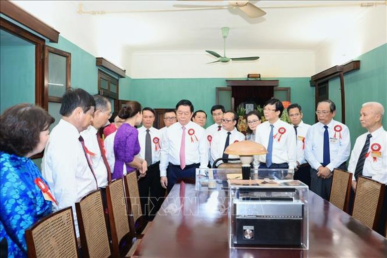 Các đại biểu tham quan Nhà 67 trong Khu Di tích Chủ tịch Hồ Chí Minh - Ảnh: TTXVN