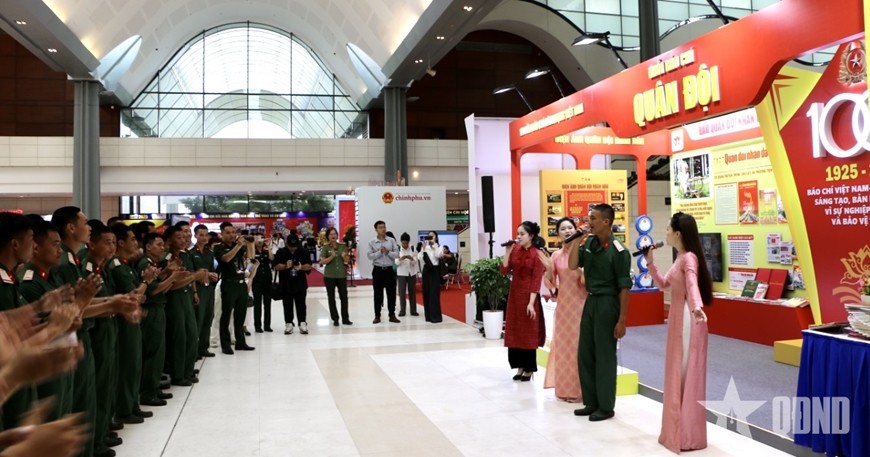 Các tiết mục văn nghệ được thể hiện bởi các nghệ sĩ Trường Đại học Văn hóa Nghệ thuật Quân đội khiến không khí tại gian trưng bày Khối Báo chí Quân đội sôi động, thu hút đông đảo cán bộ, chiến sĩ và khách tham quan.