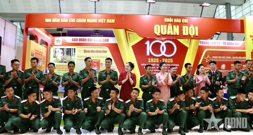 Gian trưng bày Khối Báo chí Quân đội tràn ngập màu xanh áo lính.