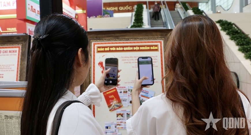 Độc giả quét mã QR Code để tìm hiểu thông tin “Bác Hồ với Báo Quân đội nhân dân”.