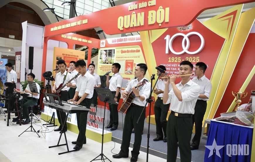 Cất cao những bài ca về người lính giữa không gian trưng bày.